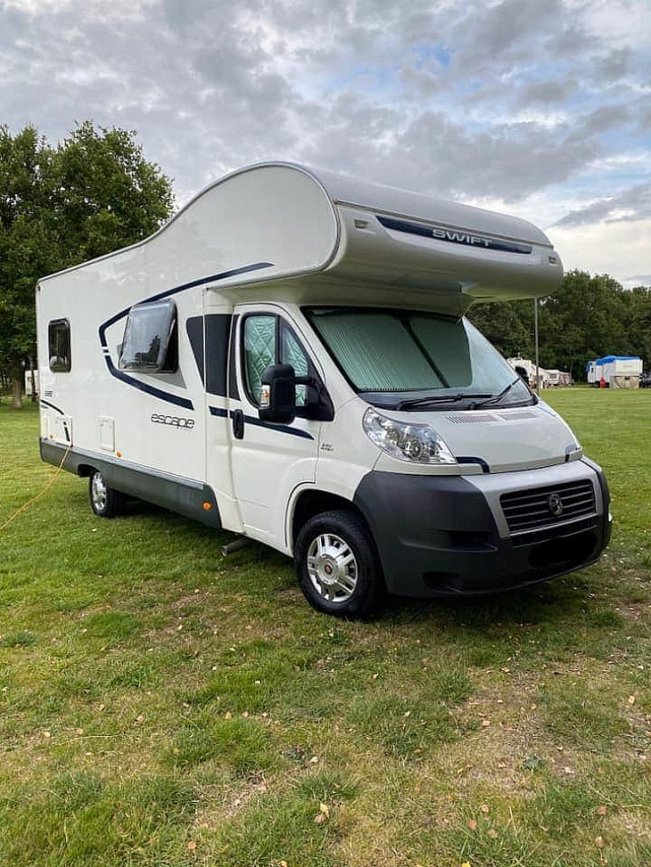Swift Escape 686 hire Hugglescote