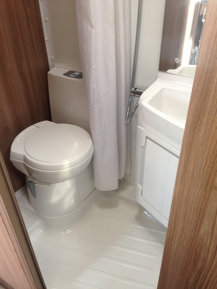 Motorhome hire Barton Upon Humber Swift Champagne 695