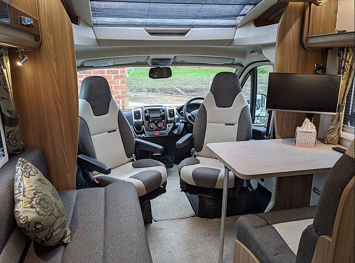 Motorhome hire Ravenshead Bessacarr 454
