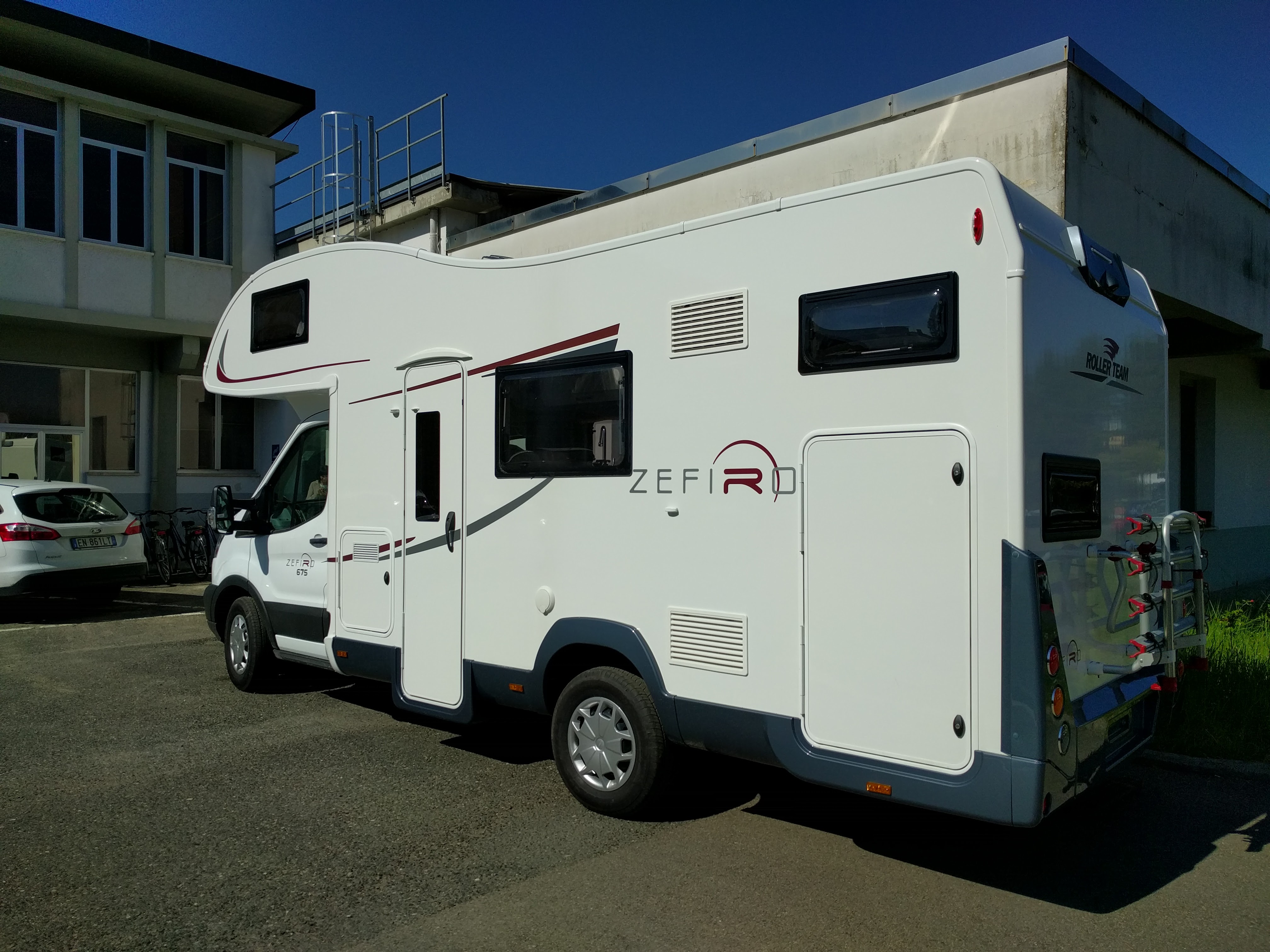 Motorhome hire Chippenham Roller Team Zefiro 675