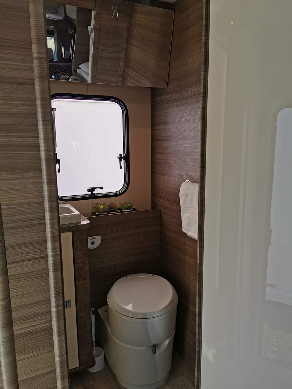 Motorhome hire Broxburn Ford Rimor Evo sound